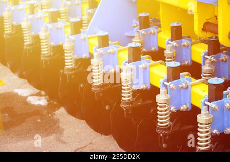 Federsystem der landwirtschaftlichen Sämaschine Nahaufnahme Stockfoto