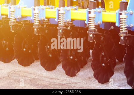 Federsystem der landwirtschaftlichen Sämaschine Nahaufnahme Stockfoto
