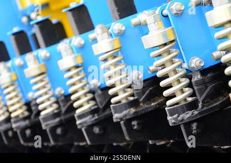 Federsystem der landwirtschaftlichen Sämaschine Nahaufnahme Stockfoto