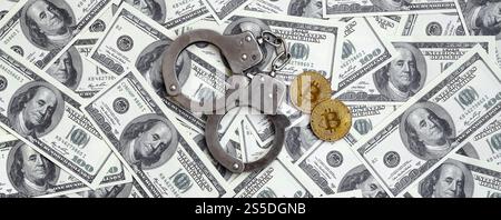 Polizeihandschellen und Bitcoins liegen auf einer großen Anzahl von Dollarscheine. Das Konzept der rechtlichen Probleme beim illegalen Kryptowährungsbergbau Stockfoto