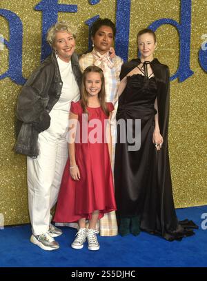 Emma Thompson, Alisha Weir, Sindhu Vee und Andrea Riseborough nehmen an Roald Dahls Matilda: The Musical UK Gala Screening auf der Curzon Mayfair in London Teil. UK. Montag, 21. November 2022 Stockfoto