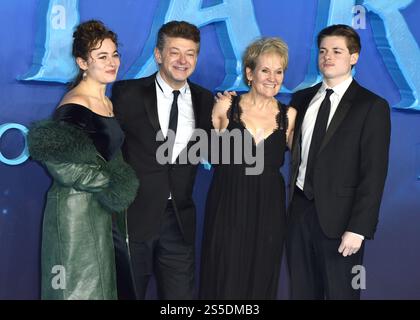 Ruby Ashbourne Serkis, Andy Serkis, Lorraine Ashbourne und Louis Ashbourne Serkis besuchen die „Avatar: The Way of Water“-Weltpremiere am Odeon Luxe Leicester Square in London, England. UK. Dienstag, 6. Dezember 2022 Stockfoto