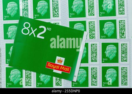 Briefmarken zweiter Klasse mit dem Kopf von König Karl dem III Stockfoto