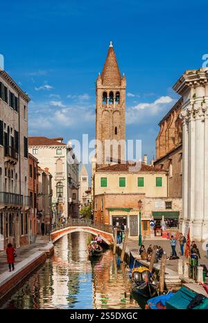 Tourismus in Venedig. Blick auf den Rio San Barnaba Kanal mit Gondeln, alten Glockenturm und Touristen im historischen Viertel Dorsoduro Stockfoto