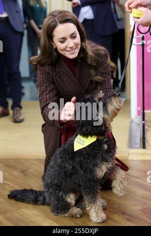 Die Prinzessin von Wales trifft Scout, einen Therapiehund, während eines Besuchs im Royal Marsden Hospital in London, wo sie ihre Krebsbehandlung erhielt, um persönlich den Mitarbeitern für ihre Betreuung zu danken. Der Prinz und die Prinzessin von Wales sind gemeinsame Schirmherren des Royal Marsden NHS Foundation Trust, dem Spezialkrankenhaus für Krebs, das jedes Jahr über 59.000 NHS- und Privatpatienten behandelt. Bilddatum: Dienstag, 14. Januar 2025. Stockfoto