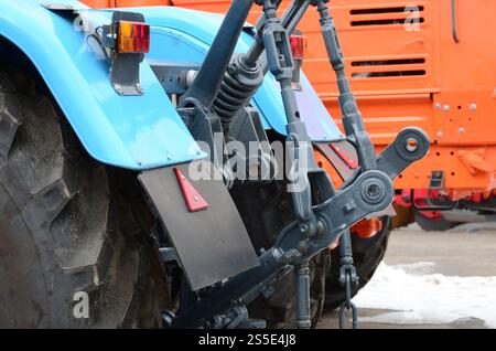 Räder der Rückansicht des neuen Traktors bei schneebedecktem Wetter. Rückansicht des landwirtschaftlichen Fahrzeugs Stockfoto