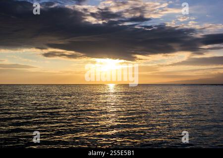 Ein warmer und schöner Sonnenuntergang über dem Meer der Galápagos-Inseln, Ecuador. Stockfoto