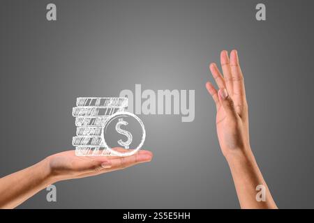 Geld wurde in seine Hand gelegt und seine andere Hand erhoben, mit weißer Kreide schreiben, Konzept zeichnen. Stockfoto