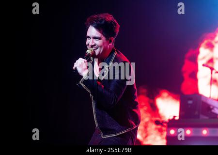 Brendon Urie hat Panik! In der Disco tritt am 6. März 2023 in London auf der Bühne der O2 Arena auf Stockfoto