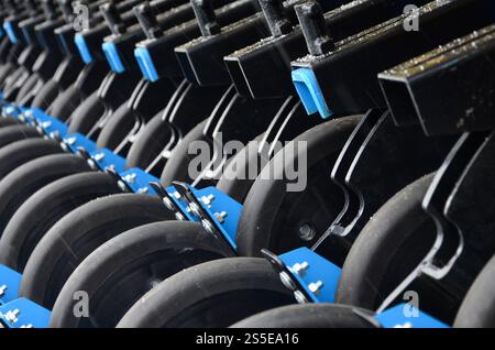 Die Reihe der Räder der neuen industriellen landwirtschaftlichen Sämaschine schließen Nach oben Stockfoto