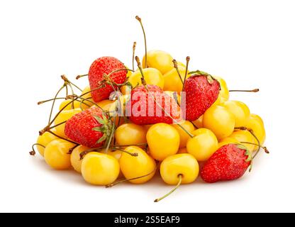 Gelber Kirsch-Erdbeermix isoliert auf weiß Stockfoto