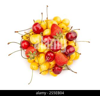 Gelber roter Kirsch-Erdbeermix isoliert auf weißer Draufsicht Stockfoto