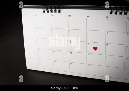 Rotes Herz im 14. Februar auf dem Kalender, Valentinstag-Konzept Stockfoto
