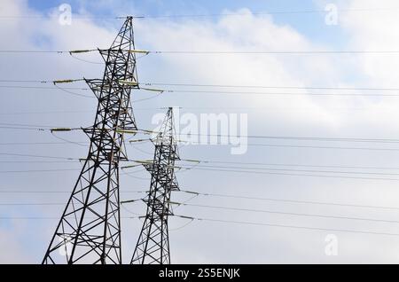 Hochspannungs-Elektroturm. Konzept der Stromleitungen. Tageszene im Freien mit klarem blauem Himmel. Hochspannungs-Elektroturm. Stromübertragungspylon Stockfoto