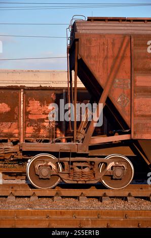 Detaillierte Foto von Eisenbahn Güterwagen. Ein Fragment der Komponenten der Güterwagen auf der Eisenbahn bei Tageslicht Stockfoto