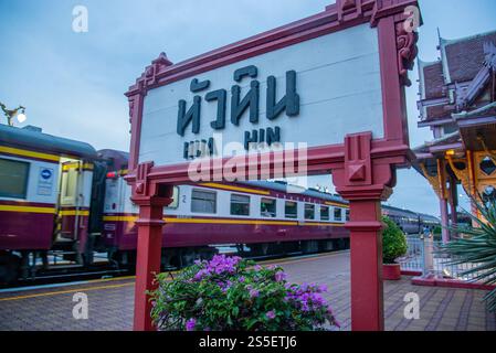 Ein Zug am Bahnhof in der Stadt Hua hin in der Provinz Prachuap Khiri Khan in Thailand, Thailand, Hua hin, Dezember 2022. THAILAND Stockfoto