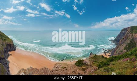 Sandstrand mit felsigen Bergrücken trübes Wetter Aussicht auf Sommer Atlantic an der felsigen Küste (Costa Vicentina, Algarve, Portugal). Und Ocean Surf Wellen. Stockfoto