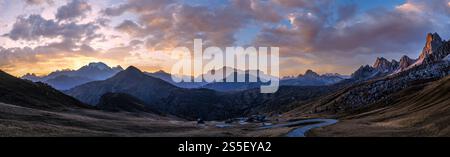 Sonne und Lust Sonnenlicht am Abend dunstig Himmel. Italienische Dolomiten Bergpanorama ruhige Aussicht vom Giau Pass. Klima, Umwelt und Reisebedingungen Stockfoto