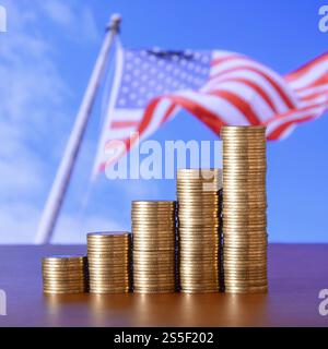 Goldene Münzstapel als Grafik angeordnet. Immer größer werdende Münzsäulen, Stufenmünzen. Geschäfts- und Finanzkonzepte. Goldene Münzstapel Stockfoto