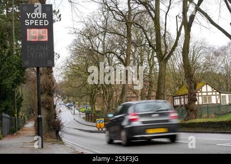 Linden Road, Bournville Birmingham 14. Januar 2025 – Ein Geschwindigkeitsmonitor zeigt Geschwindigkeiten von bis zu 199 km/h an, wenn die Fahrer die 30 km/h-Straße in der Nähe von Cadbury World in Bournville, Birmingham, passieren. Viele Fahrer wurden beim Bremsen gesehen, als sie die absurde Geschwindigkeit sahen, die sie einen Moment lang dachten, sie hätten mit Warpgeschwindigkeit gefahren. Mavis Bottanon, 82 aus Bournville, sagte: „Das Schild war schon seit Weihnachten so. Eines Tages habe ich gut zwanzig Minuten damit verbracht, es anzuschauen. Es bringt ein Lächeln, wenn man Autos oder Fahrer sieht, die mit etwa 30 km/h vorbeifahren, aber das Schild sagt 180 km/h.“ Die Anzeige auf dem Schild, ein Stockfoto