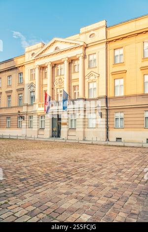 Die Abendsonne beleuchtet das kroatische parlamentsgebäude auf dem Markusplatz mit den kroatischen Flaggen und der Europäischen Union, Zagreb, Kroatien Stockfoto