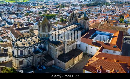 Portugal Reise, mittelalterliche Stadt Evora UNESCO-Weltkulturerbe. Panoramablick auf die Innenstadt und die Kathedrale Santa Maria Assunta aus der Vogelperspektive Stockfoto