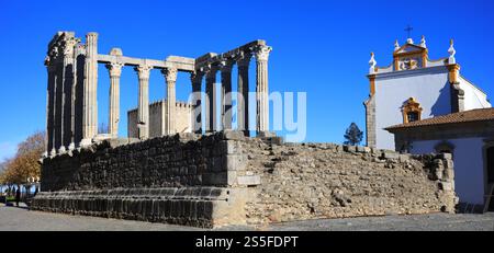 Lanmdarks von Portugal. Region Alentejo, Stadt Evora, UNESCO-Weltkulturerbe. Römischer Tempel von Diana - einzigartiger antike römischer Tempel auf dem Land Stockfoto