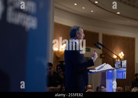 Madrid, Spanien. Januar 2025. Isabel Diaz Ayuso (R), Präsidentin der Gemeinschaft Madrid und Vorsitzende der Madrider Volkspartei, nimmt an einem informativen Frühstück in einem Hotel im Zentrum Madrids Teil. Quelle: SOPA Images Limited/Alamy Live News Stockfoto