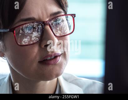 Arzt, der eine MRT-Gehirnuntersuchung des Patienten auf Alterung und Schäden durch Demenz und Alzheimer-Krankheit beobachtet Stockfoto