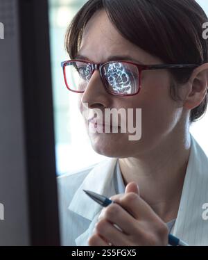 Arzt, der eine MRT-Gehirnuntersuchung des Patienten auf Alterung und Schäden durch Demenz und Alzheimer-Krankheit beobachtet Stockfoto