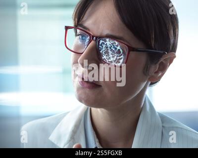 Arzt, der eine MRT-Gehirnuntersuchung des Patienten auf Alterung und Schäden durch Demenz und Alzheimer-Krankheit beobachtet Stockfoto