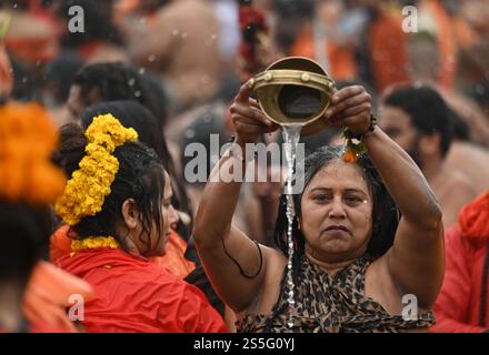 Prayagraj, Indien. Januar 2025. PRAYAGRAJ, INDIEN - 14. JANUAR: Sanyasini-Weibchen, die während des Shahi-Bades in Sangam anlässlich von Makar Sankranti am 14. Januar 2025 in Prayagraj, Indien, Wasser opfern. Das riesige spirituelle Festival, das alle 12 Jahre stattfindet, zieht Millionen von Gläubigen an, die sich zum Baden im heiligen Triveni Sangam versammeln, wo Ganga, Yamuna und die mythischen Saraswati Flüsse zusammenfließen. (Foto: Deepak Gupta/Hindustan Times/SIPA USA) Credit: SIPA USA/Alamy Live News Stockfoto