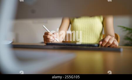 Grafikdesigner arbeitet an einem digitalen Tablet. Künstler zeichnet auf Grafiktablett und Farbmuster. Skizzengrafik des Künstlers Creative Designer Stockfoto