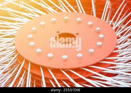 Neuer roter zedder für Anhänger in Landmaschinen zum Sammeln von Heu. Nahaufnahme Stockfoto