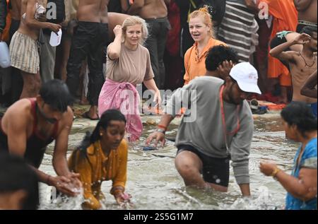 Prayagraj, Indien. Januar 2025. PRAYAGRAJ, INDIEN - 14. JANUAR: Ausländische Devotees kommen während des Shahi Bades anlässlich des Makar Sankranti am 14. Januar 2025 in Prayagraj in Indien an. Das riesige spirituelle Festival, das alle 12 Jahre stattfindet, zieht Millionen von Gläubigen an, die sich zum Baden im heiligen Triveni Sangam versammeln, wo Ganga, Yamuna und die mythischen Saraswati Flüsse zusammenfließen. (Foto: Deepak Gupta/Hindustan Times/SIPA USA) Credit: SIPA USA/Alamy Live News Stockfoto