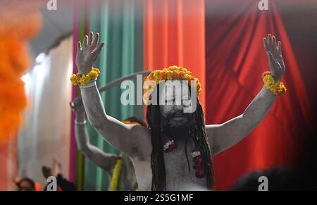 Prayagraj, Indien. Januar 2025. PRAYAGRAJ, INDIEN - 14. JANUAR: Naga Sadhu-Prozession vor dem Shahi-Bad anlässlich von Makar Sankranti am 14. Januar 2025 in Prayagraj, Indien. Das riesige spirituelle Festival, das alle 12 Jahre stattfindet, zieht Millionen von Gläubigen an, die sich zum Baden im heiligen Triveni Sangam versammeln, wo Ganga, Yamuna und die mythischen Saraswati Flüsse zusammenfließen. (Foto: Deepak Gupta/Hindustan Times/SIPA USA) Credit: SIPA USA/Alamy Live News Stockfoto