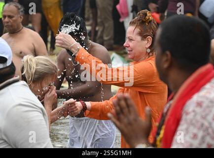 Prayagraj, Indien. Januar 2025. PRAYAGRAJ, INDIEN - 14. JANUAR: Ausländische Devotees kommen während des Shahi Bades anlässlich des Makar Sankranti am 14. Januar 2025 in Prayagraj in Indien an. Das riesige spirituelle Festival, das alle 12 Jahre stattfindet, zieht Millionen von Gläubigen an, die sich zum Baden im heiligen Triveni Sangam versammeln, wo Ganga, Yamuna und die mythischen Saraswati Flüsse zusammenfließen. (Foto: Deepak Gupta/Hindustan Times/SIPA USA) Credit: SIPA USA/Alamy Live News Stockfoto