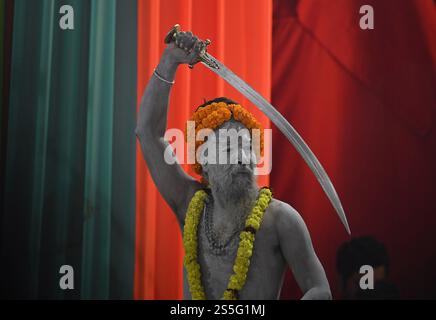 Prayagraj, Indien. Januar 2025. PRAYAGRAJ, INDIEN - 14. JANUAR: Naga Sadhu-Prozession vor dem Shahi-Bad anlässlich von Makar Sankranti am 14. Januar 2025 in Prayagraj, Indien. Das riesige spirituelle Festival, das alle 12 Jahre stattfindet, zieht Millionen von Gläubigen an, die sich zum Baden im heiligen Triveni Sangam versammeln, wo Ganga, Yamuna und die mythischen Saraswati Flüsse zusammenfließen. (Foto: Deepak Gupta/Hindustan Times/SIPA USA) Credit: SIPA USA/Alamy Live News Stockfoto