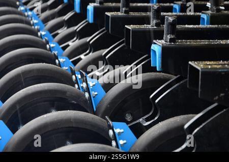 Die Reihe der Räder der neuen industriellen landwirtschaftlichen Sämaschine schließen Nach oben Stockfoto