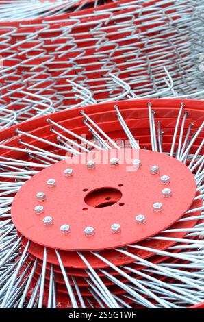 Neuer roter zedder für Anhänger in Landmaschinen zum Sammeln von Heu. Nahaufnahme Stockfoto