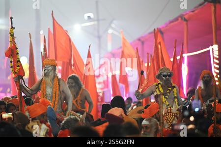 Prayagraj, Indien. Januar 2025. PRAYAGRAJ, INDIEN - 14. JANUAR: Naga Sadhu-Prozession vor dem Shahi-Bad anlässlich von Makar Sankranti am 14. Januar 2025 in Prayagraj, Indien. Das riesige spirituelle Festival, das alle 12 Jahre stattfindet, zieht Millionen von Gläubigen an, die sich zum Baden im heiligen Triveni Sangam versammeln, wo Ganga, Yamuna und die mythischen Saraswati Flüsse zusammenfließen. (Foto: Deepak Gupta/Hindustan Times/SIPA USA) Credit: SIPA USA/Alamy Live News Stockfoto