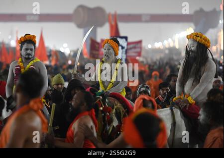 Prayagraj, Indien. Januar 2025. PRAYAGRAJ, INDIEN - 14. JANUAR: Naga Sadhu-Prozession vor dem Shahi-Bad anlässlich von Makar Sankranti am 14. Januar 2025 in Prayagraj, Indien. Das riesige spirituelle Festival, das alle 12 Jahre stattfindet, zieht Millionen von Gläubigen an, die sich zum Baden im heiligen Triveni Sangam versammeln, wo Ganga, Yamuna und die mythischen Saraswati Flüsse zusammenfließen. (Foto: Deepak Gupta/Hindustan Times/SIPA USA) Credit: SIPA USA/Alamy Live News Stockfoto