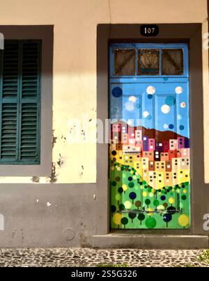 Kunstwerke an den Türen der Rua de Santa Maria in der Zona Velha in Funchal, Madeira. Stockfoto