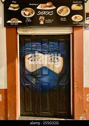 Kunstwerke an den Türen der Rua de Santa Maria in der Zona Velha in Funchal, Madeira. Stockfoto