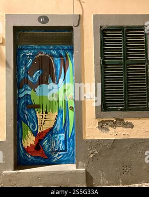 Kunstwerke an den Türen der Rua de Santa Maria in der Zona Velha in Funchal, Madeira. Stockfoto