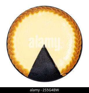 Über dem Schnittkäsekuchen (Sauerrahmkuchen) auf schwarzem Teller isoliert auf weißem Hintergrund Stockfoto