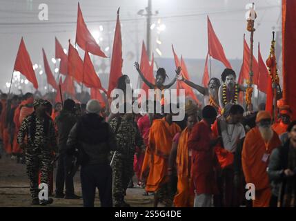 Prayagraj, Indien. Januar 2025. PRAYAGRAJ, INDIEN - 14. JANUAR: Naga Sadhu-Prozession vor dem Shahi-Bad anlässlich von Makar Sankranti am 14. Januar 2025 in Prayagraj, Indien. Das riesige spirituelle Festival, das alle 12 Jahre stattfindet, zieht Millionen von Gläubigen an, die sich zum Baden im heiligen Triveni Sangam versammeln, wo Ganga, Yamuna und die mythischen Saraswati Flüsse zusammenfließen. (Foto: Deepak Gupta/Hindustan Times/SIPA USA) Credit: SIPA USA/Alamy Live News Stockfoto