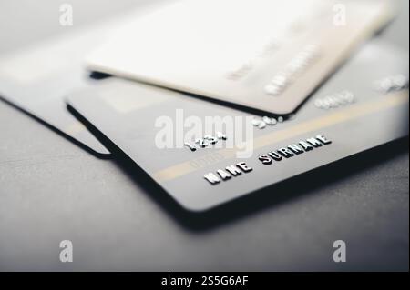 Kreditkarten, die auf dem Boden gestapelt sind, selektiver Fokus Stockfoto