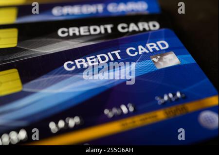 Kreditkarten, die auf dem Boden gestapelt sind, selektiver Fokus Stockfoto
