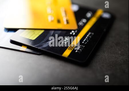 Kreditkarten, die auf dem Boden gestapelt sind, selektiver Fokus Stockfoto